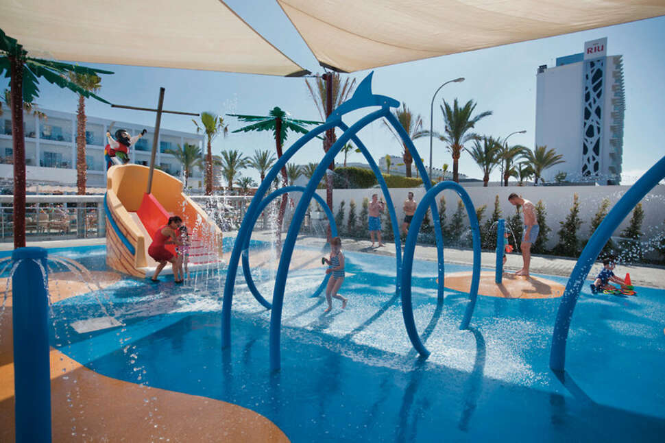 Een foto van het zwembad bij Riu Costa del Sol