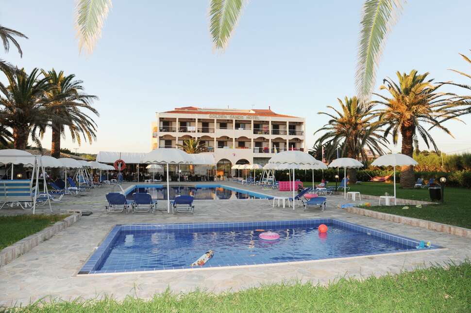 Een foto van het zwembad bij Golden Sands Hotel