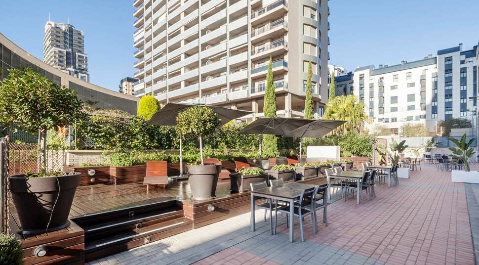 Een foto van het terras bij Hotel Ilunion Valencia 3