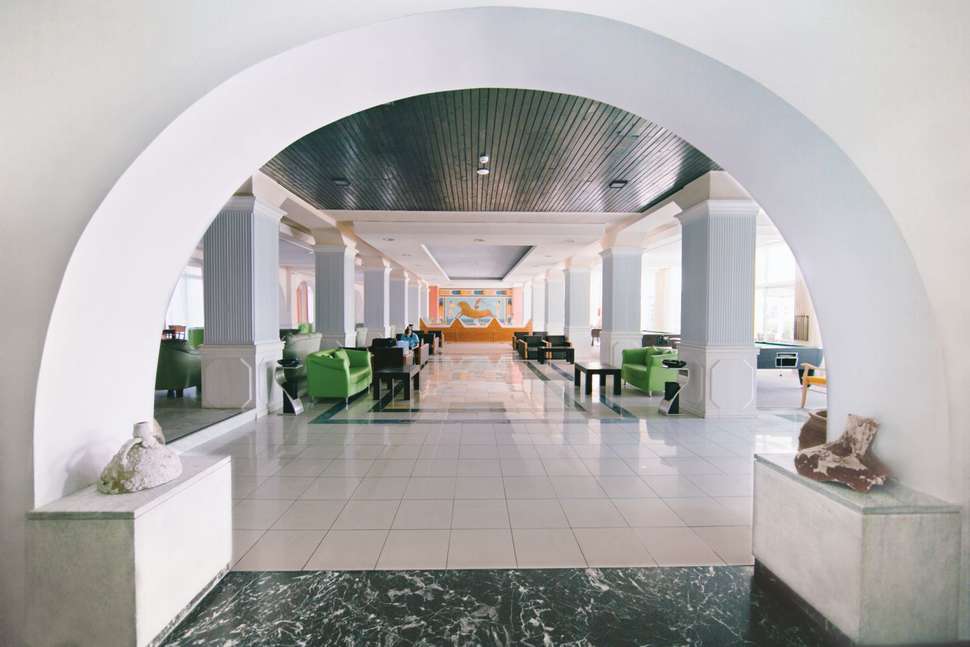 Een foto van het interieur van Atlantis Hotel