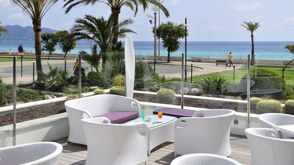 Een foto van het terras bij Hipotels Hipocampo Playa