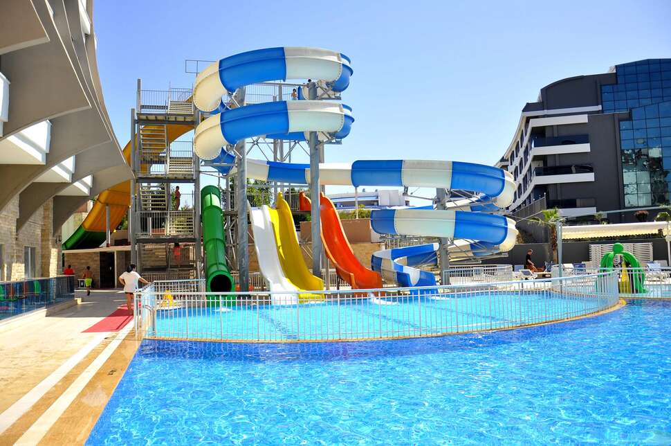 Een foto van het zwembad bij Ramada Resort By Wyndham Side