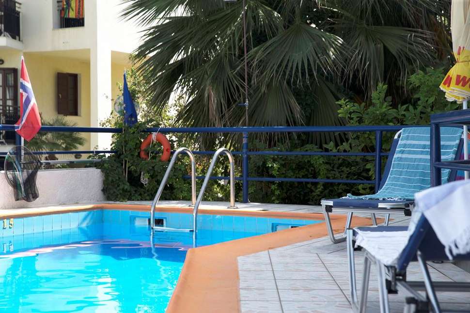 Een foto van het zwembad bij Aparthotel Lambros