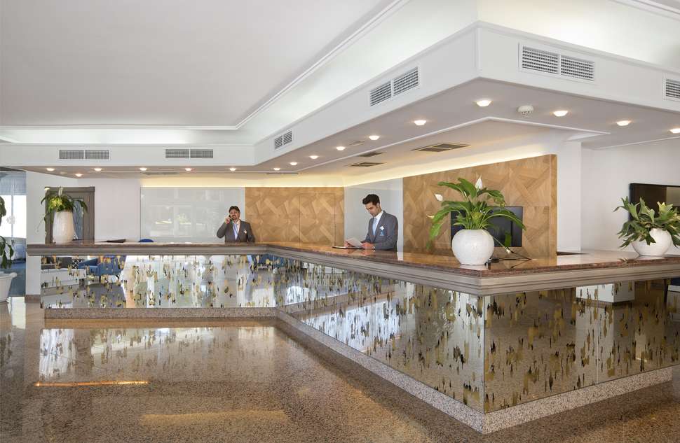 Een foto van het interieur van Grupotel Orient
