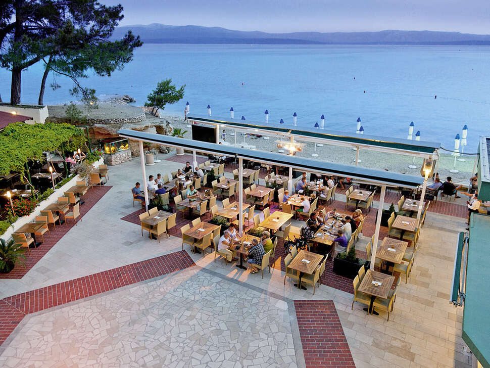 Een foto van de buitenkant van Bluesun Hotel Borak