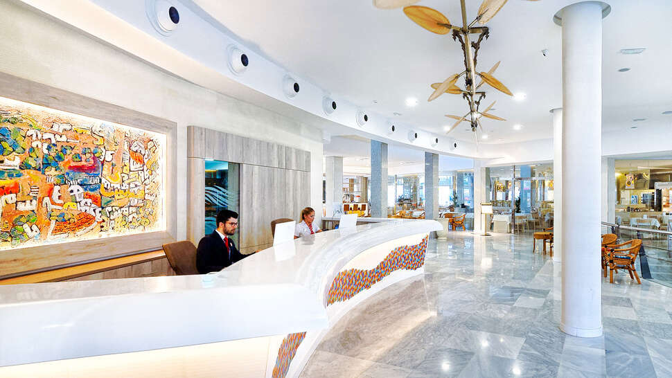 Een foto van het interieur van Bull Hotel Escorial & Spa