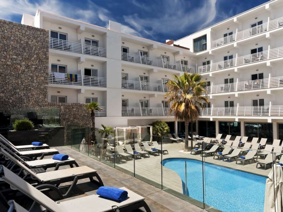 Een foto van het zwembad bij Barcelo Hamilton Menorca