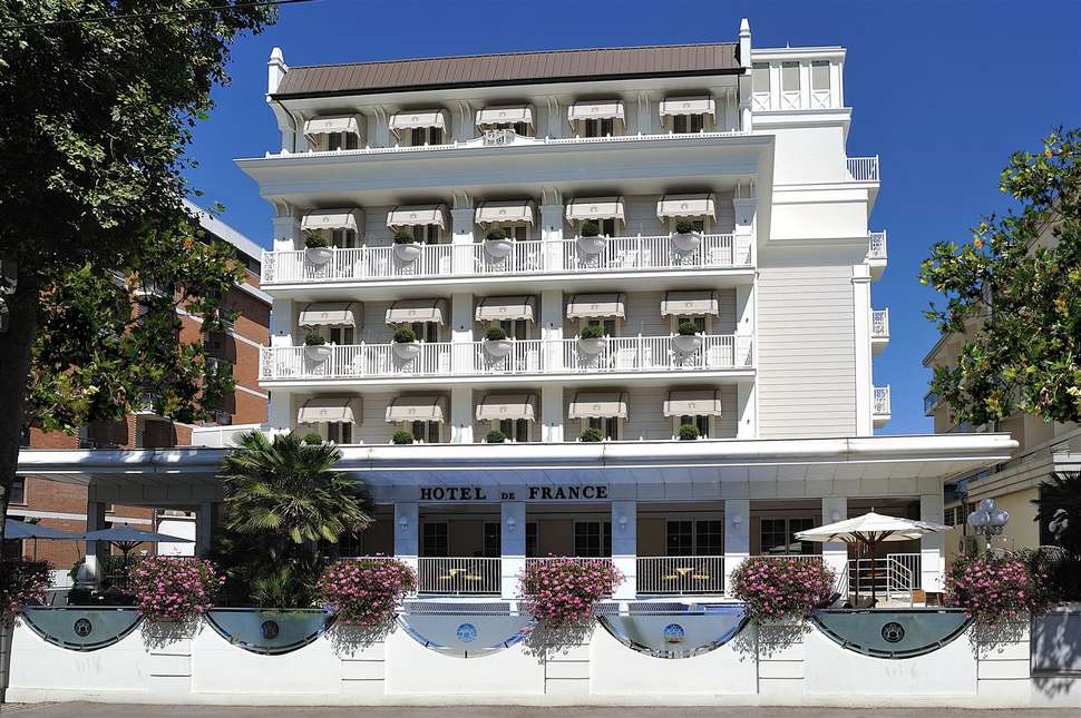 Een foto van de buitenkant van Hotel De France