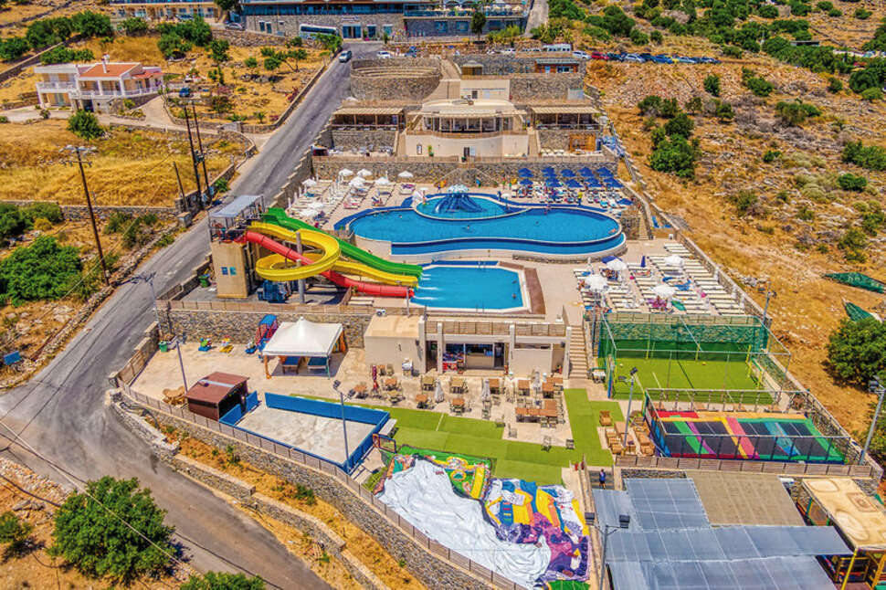 Een foto van een overzicht van Elounda Water Park Residence Hotel
