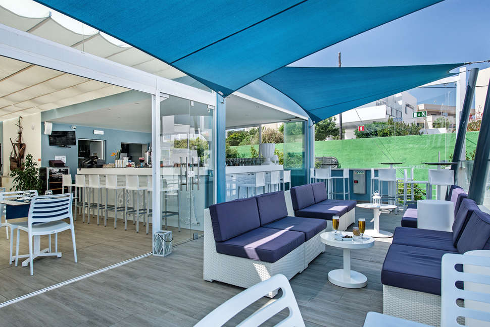 Een foto van het terras bij Carvi Beach Hotel