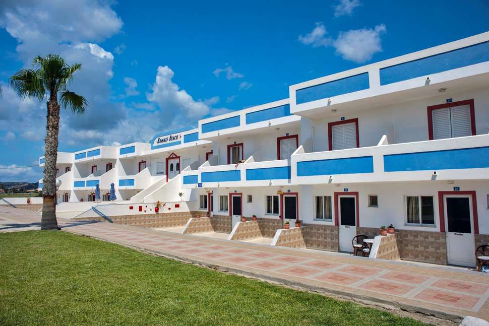 Een foto van de buitenkant van Mammis Beach Hotel