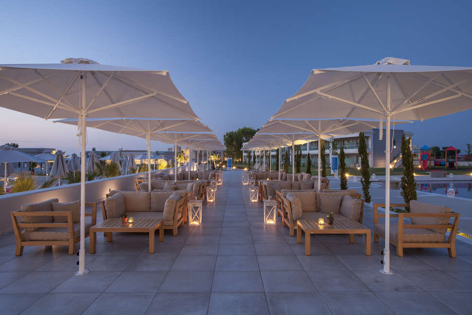 Een foto van het terras bij TUI Blue Lagoon Princess