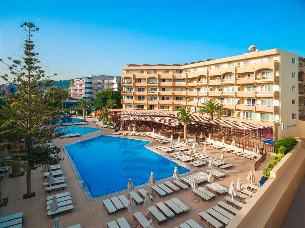 Een foto van het zwembad bij Sun Beach Resort