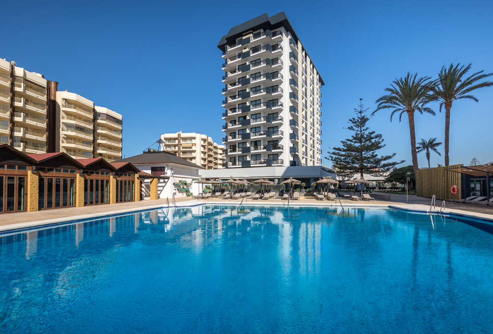 Een foto van het zwembad bij Occidental Fuengirola