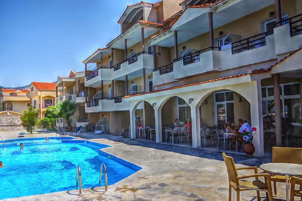 Ein Foto vom Pool im Rachoni Resort