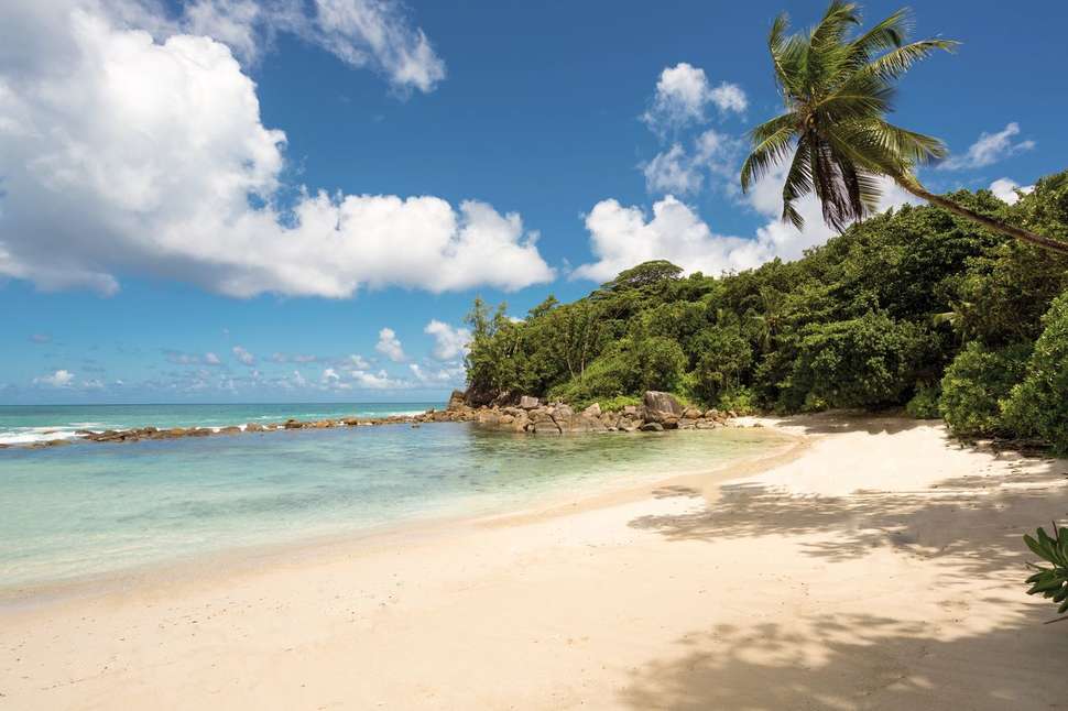 Een foto van het strand bij Avani Seychelles Barbarons Resort & Spa
