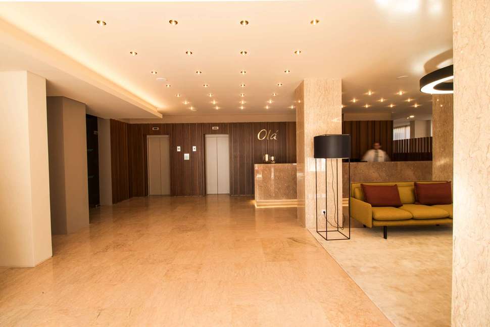 Een foto van het interieur van Girassol Hotel