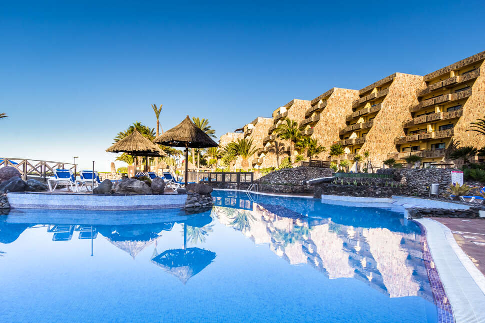 Een foto van het zwembad bij BlueBay Beach Club