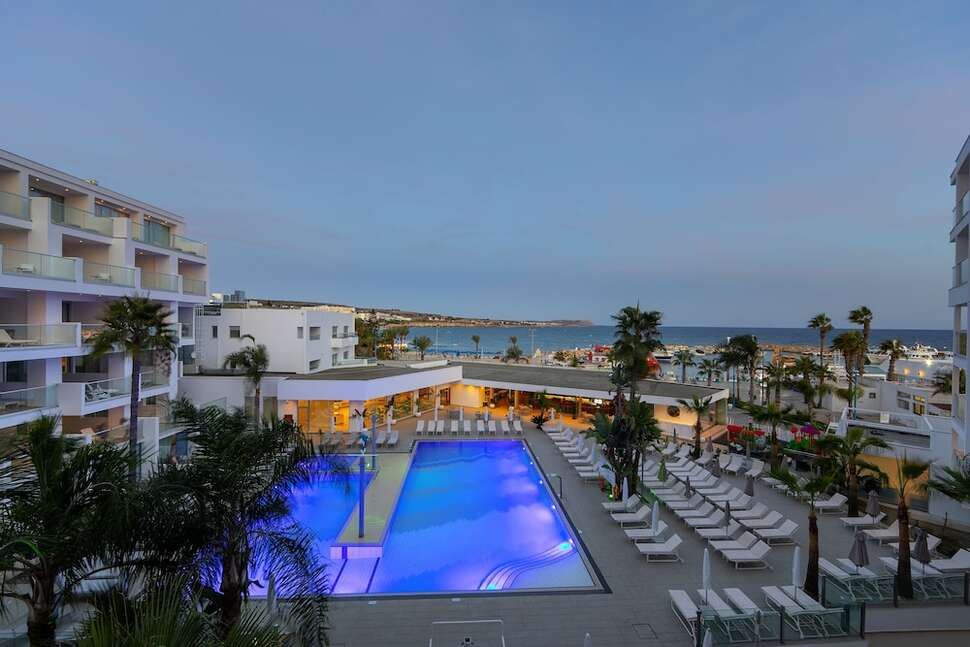Een foto van het zwembad bij Limanaki Beach Hotel