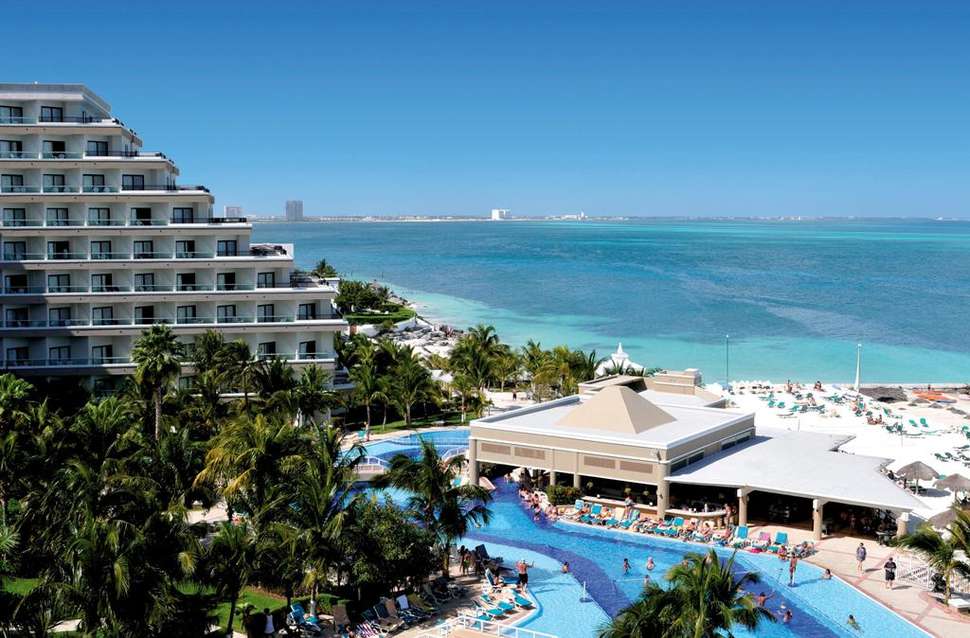 Een foto van het zwembad bij Riu Caribe