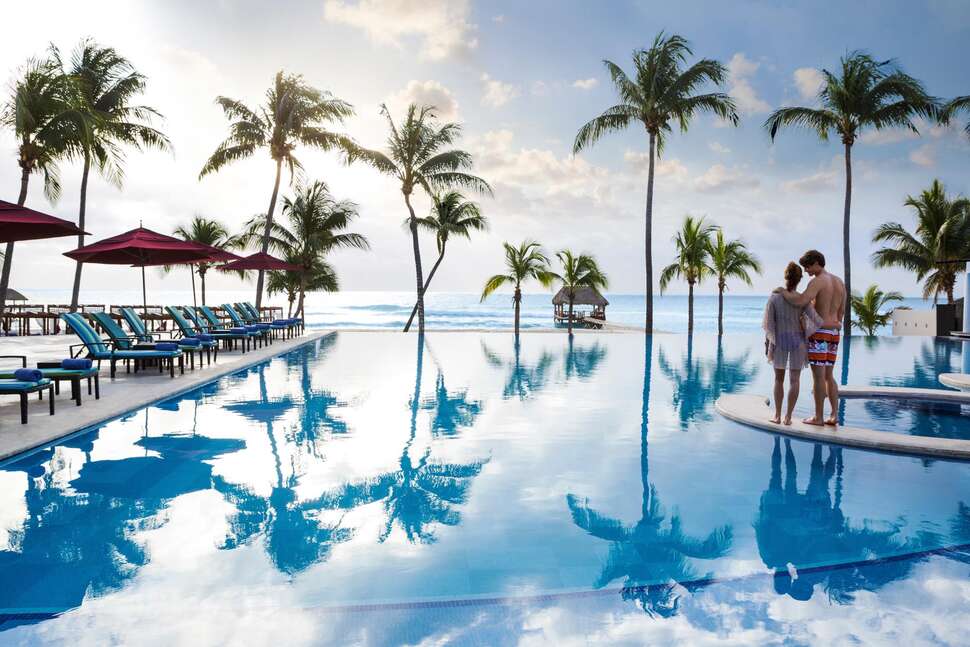 Een foto van het zwembad bij The Fives Beach Hotel & Residences