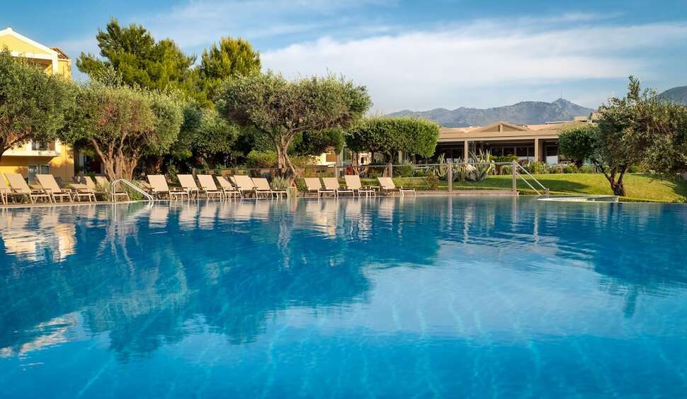 Een foto van het zwembad bij Mareblue Beach Resort