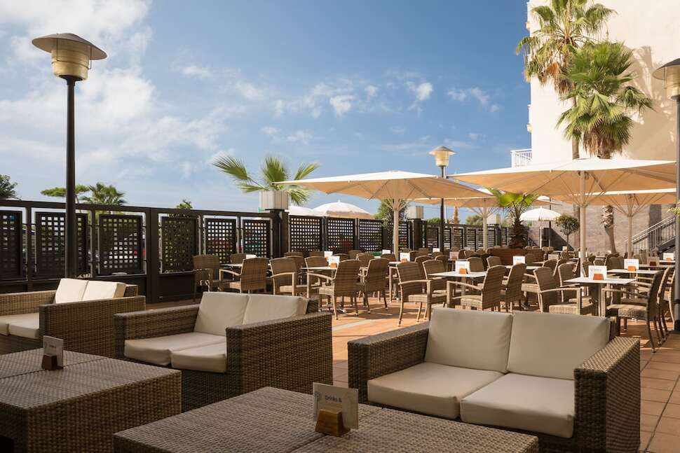 Een foto van het terras bij H-Top Pineda Palace