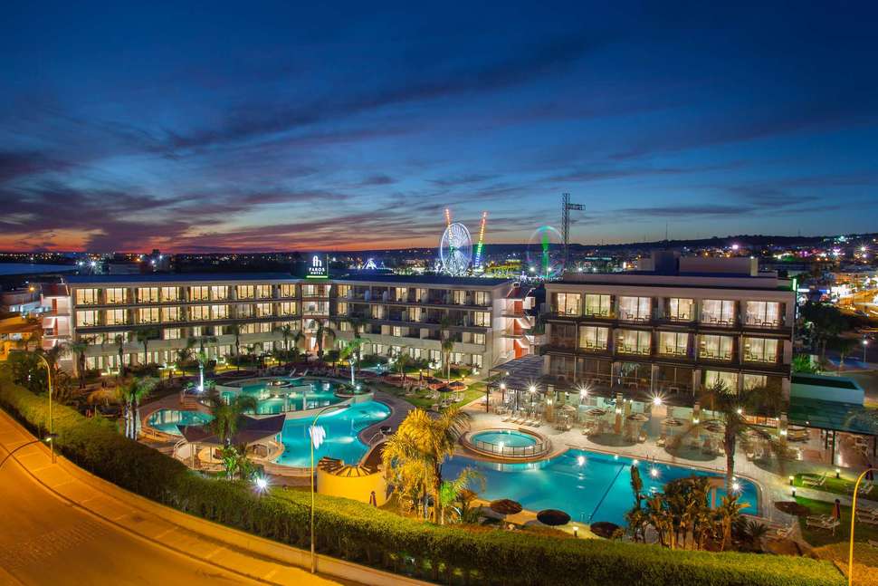 Een foto van het zwembad bij Faros Hotel