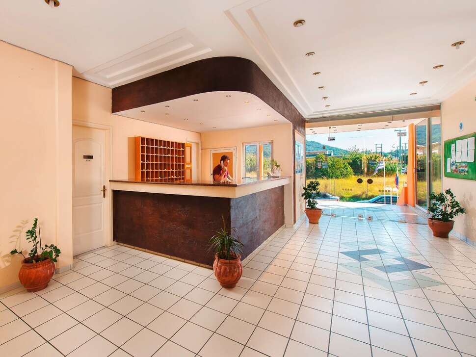 Een foto van het interieur van Bayside Hotel Katsaras