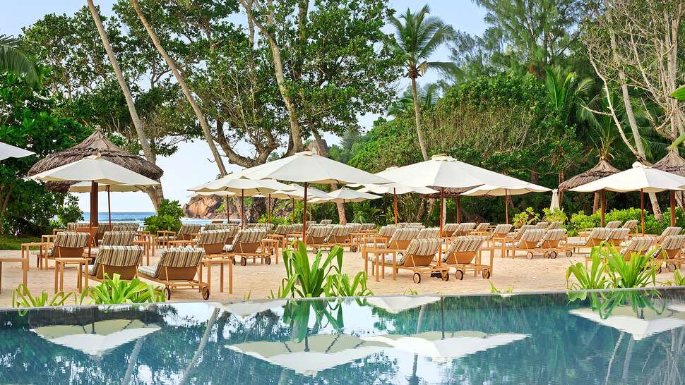 Een foto van het zwembad bij Kempinski Seychelles Resort