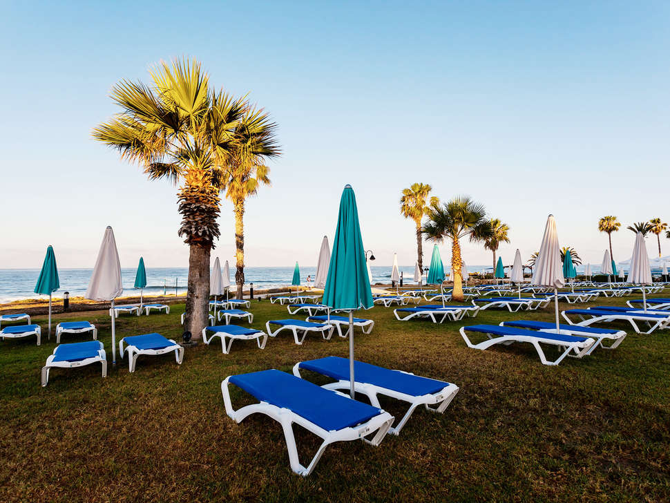 Een foto van het terras bij Leonardo Cypria Bay