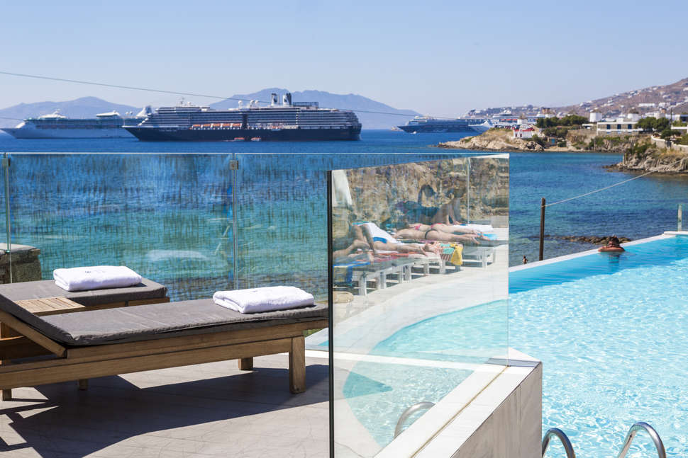 Een foto van het zwembad bij Mykonos Beach Hotel