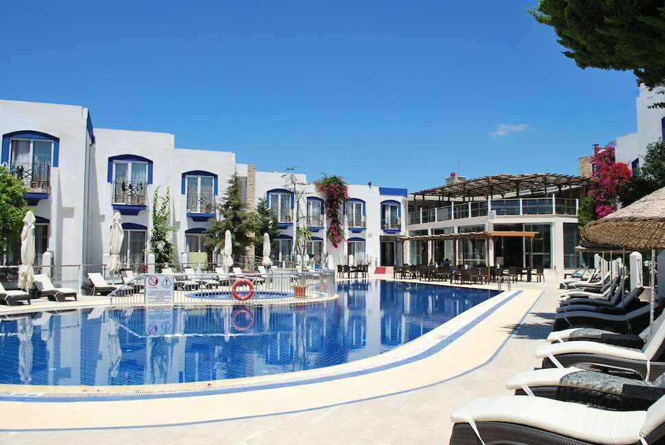 Ein Foto vom Pool im Serpina Hotel