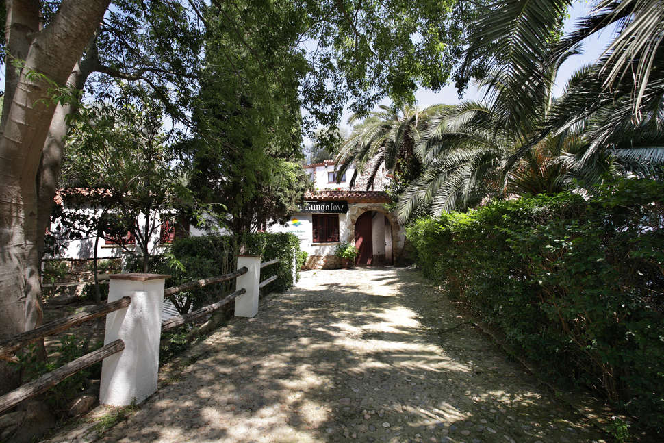 Een foto van het terras bij Hotel Don Juan Tossa