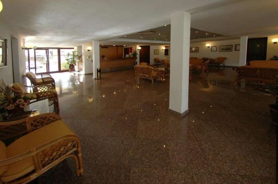 Een foto van het interieur van Aparthotel do Golfe