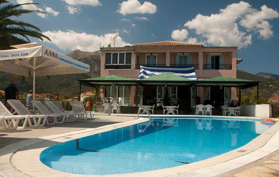 Ein Foto vom Pool im Armonia Hotel