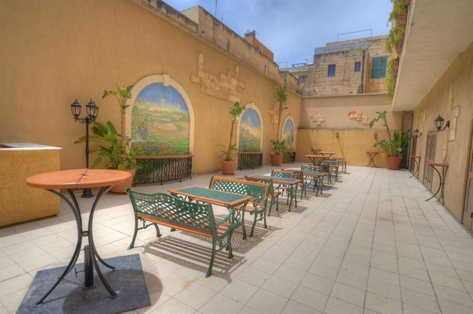 Ein Foto von der Terrasse im Golden Tulip Vivaldi Hotel