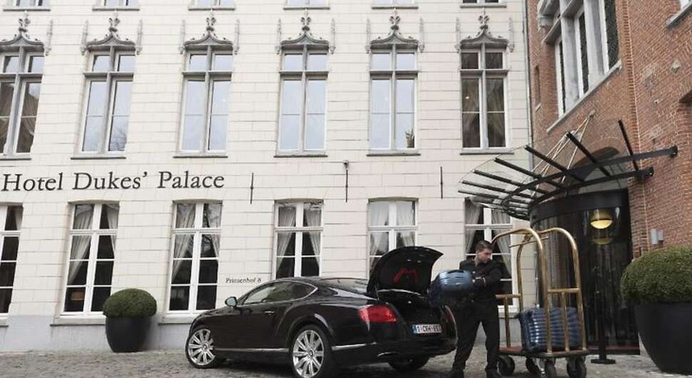 Een foto van de buitenkant van Dukes' Palace