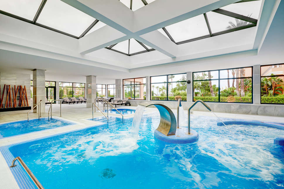 Een foto van het zwembad bij Hipotels Barrosa Palace & Spa
