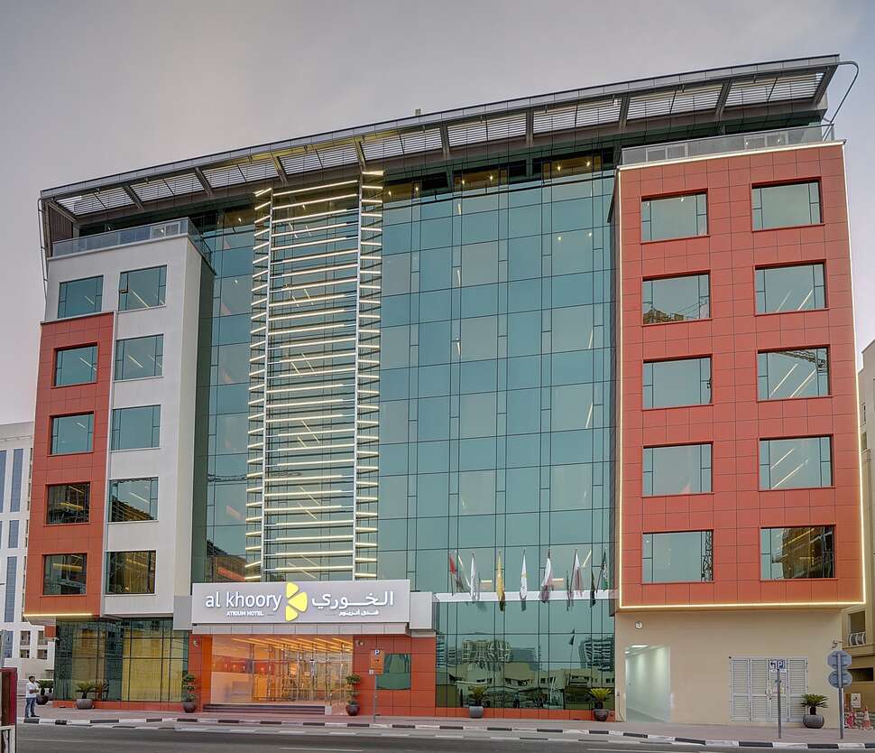 Een foto van de buitenkant van Al Khoory Atrium Hotel