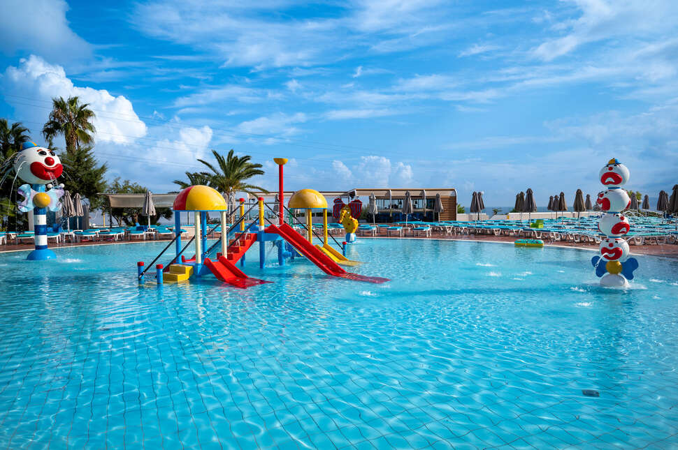 Een foto van het zwembad bij Royal & Imperial Belvedere Resort