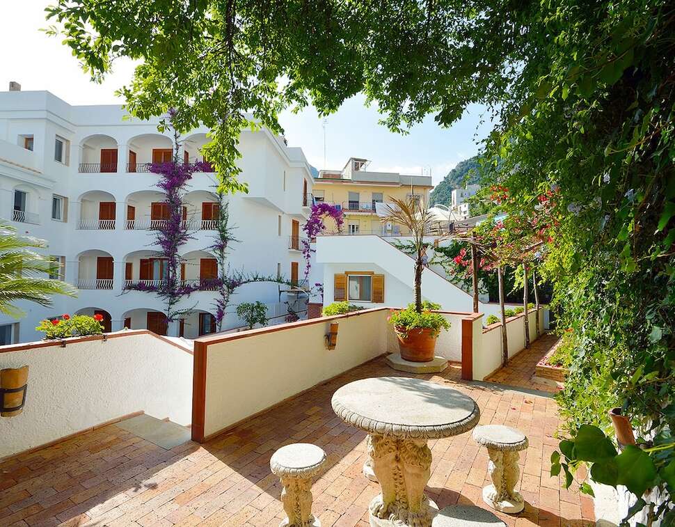 Een foto van het terras bij Hotel Villa Romana