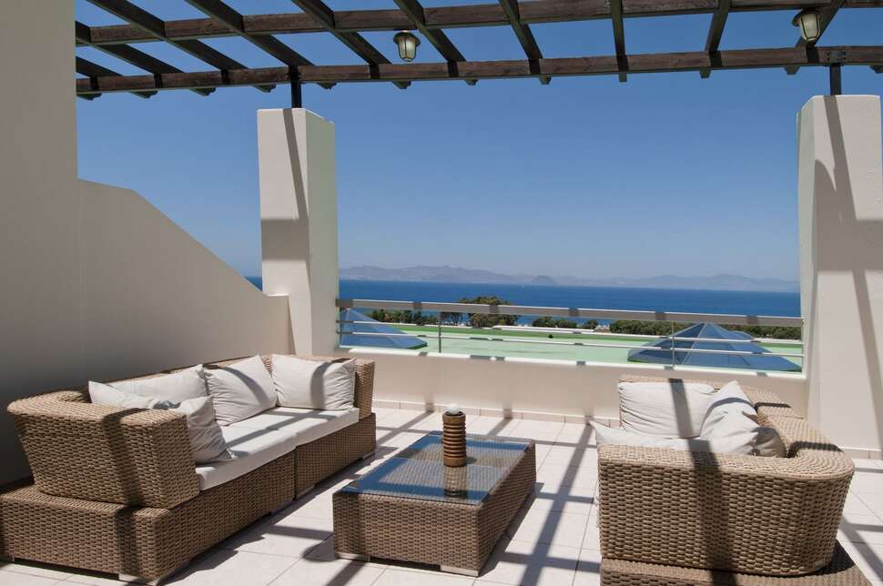 Een foto van het terras bij Kipriotis Panorama Hotel & Suites