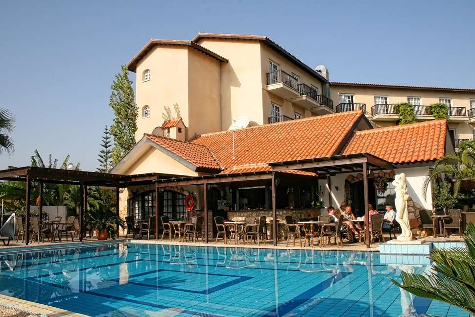 Een foto van het zwembad bij Anais Bay Aparthotel