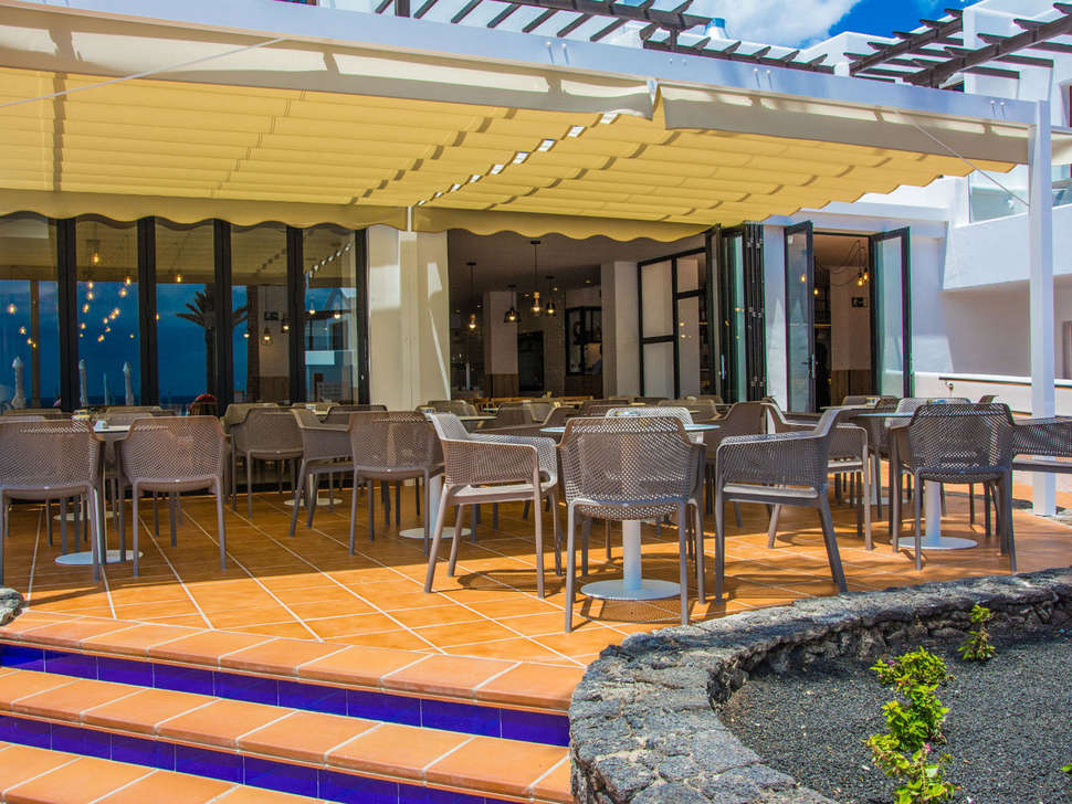 Een foto van het terras bij R2 Bahia Kontiki Beach