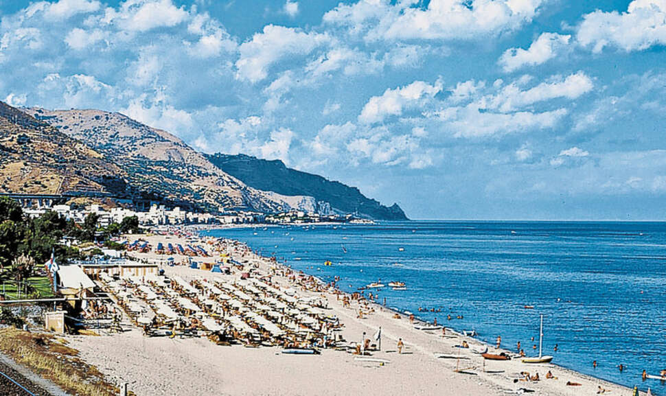 Ein Foto vom Strand beim Hotel Sylesia