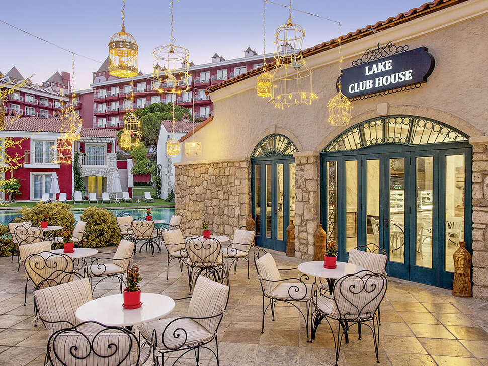 Een foto van het terras bij IC Hotels Santai Family Resort