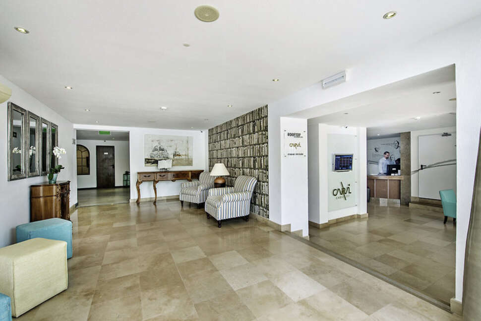 Een foto van het interieur van Carvi Beach Hotel