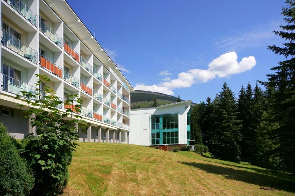 Ein Foto von der Außenansicht des Hotel Montana