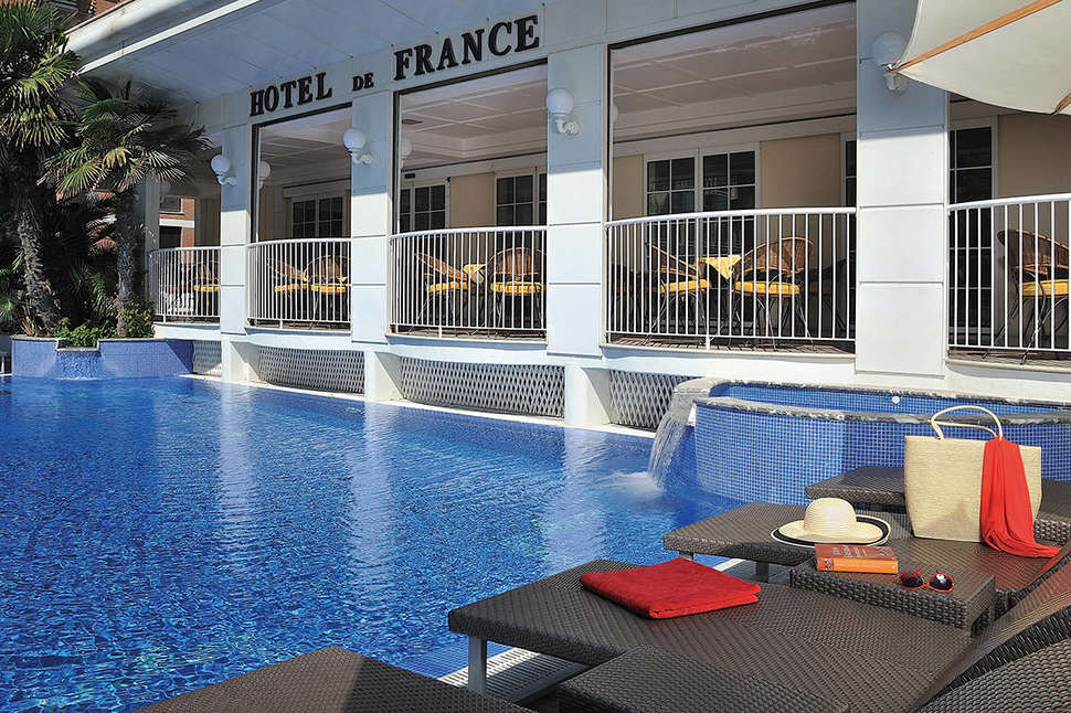 Een foto van het zwembad bij Hotel De France